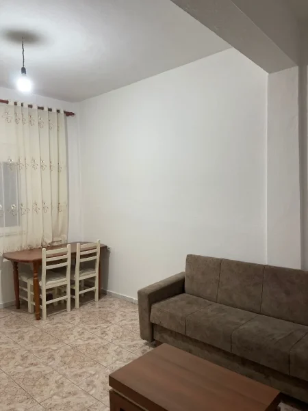 Tirane, jap me qera apartament 1+1+Ballkon Kati 3, 85 m² (Rruga e Durrësit)