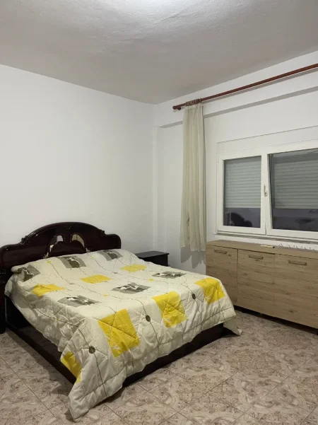 Tirane, jap me qera apartament 1+1+Ballkon Kati 3, 85 m² (Rruga e Durrësit)