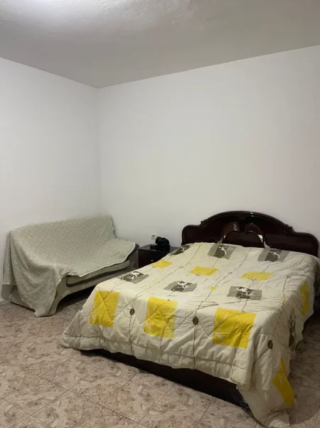 Tirane, jap me qera apartament 1+1+Ballkon Kati 3, 85 m² (Rruga e Durrësit)