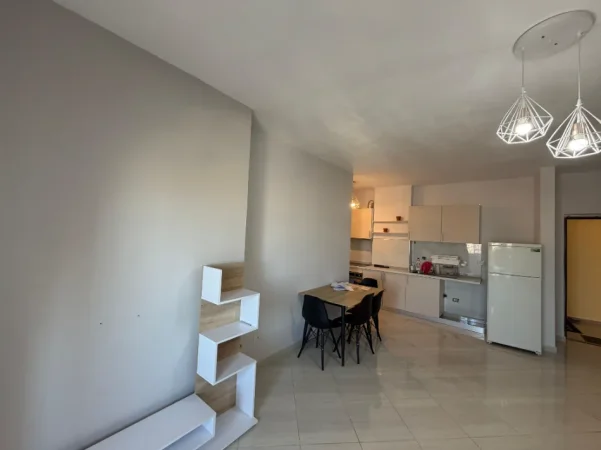 Durres, jepet me qera apartament 1+1 Kati 7, 300 € (Pran Vala Park)