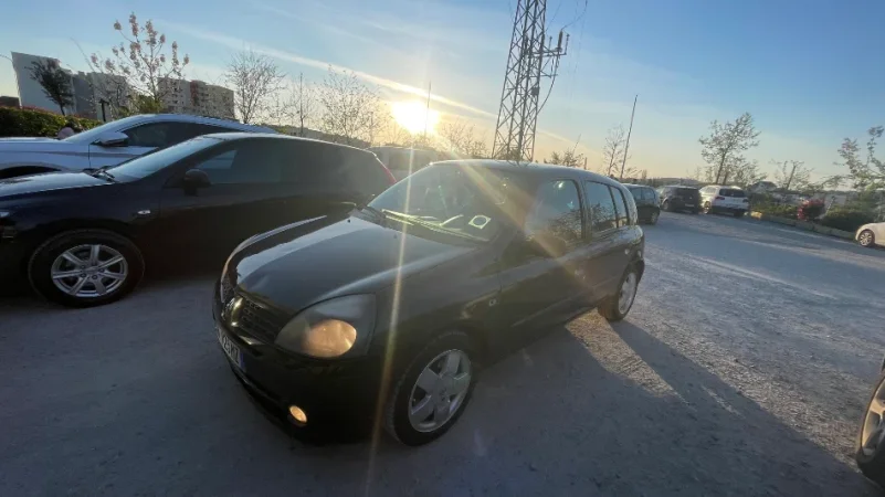 Tirane, shes makine Shitet Renault Clio Automat Benzin+Gaz, e zeze automatik Kondicioner 150.000 km