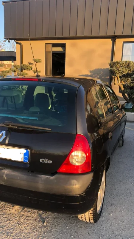 Tirane, shes makine Shitet Renault Clio Automat Benzin+Gaz, e zeze automatik Kondicioner 150.000 km