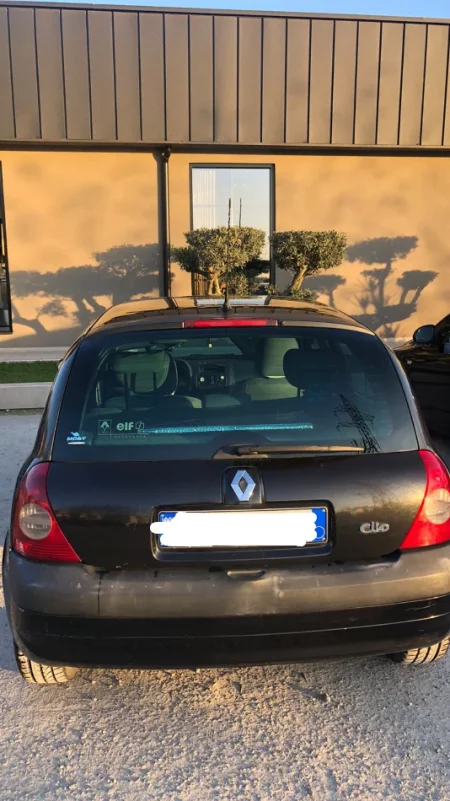 Tirane, shes makine Shitet Renault Clio Automat Benzin+Gaz, e zeze automatik Kondicioner 150.000 km