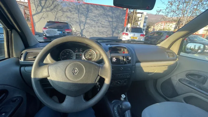 Tirane, shes makine Shitet Renault Clio Automat Benzin+Gaz, e zeze automatik Kondicioner 150.000 km