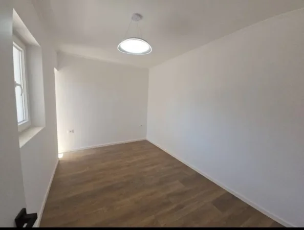 Tirane, shes apartament 1+1+Ballkon Kati 4, 40 m² 122.000 € (Shkolla e Kuqe)