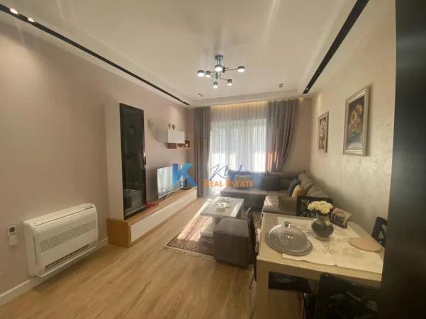Tirane, jap me qera apartament 1+1+Ballkon Kati 9, 70 m² (21 DHjetori, kompleksi Kontakt)