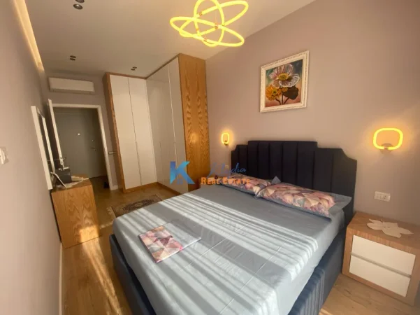 Tirane, jap me qera apartament 1+1+Ballkon Kati 9, 70 m² (21 DHjetori, kompleksi Kontakt)