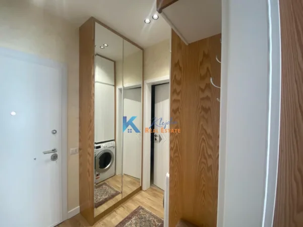 Tirane, jap me qera apartament 1+1+Ballkon Kati 9, 70 m² (21 DHjetori, kompleksi Kontakt)