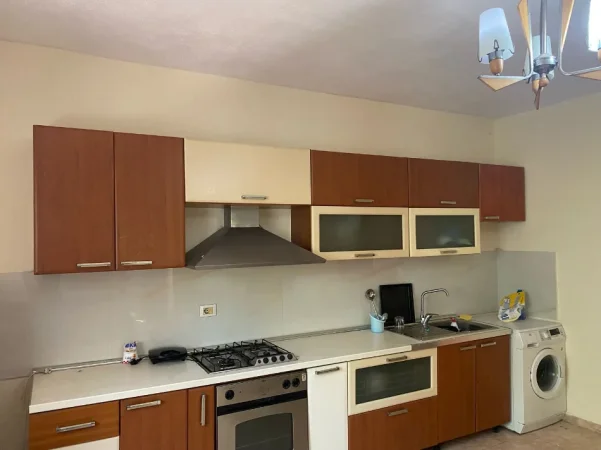 Tirane, jap me qera apartament 2+1+Ballkon Kati 0, 112 m² 390 € (ne rrugen Pandi Stillu Tirane.)
