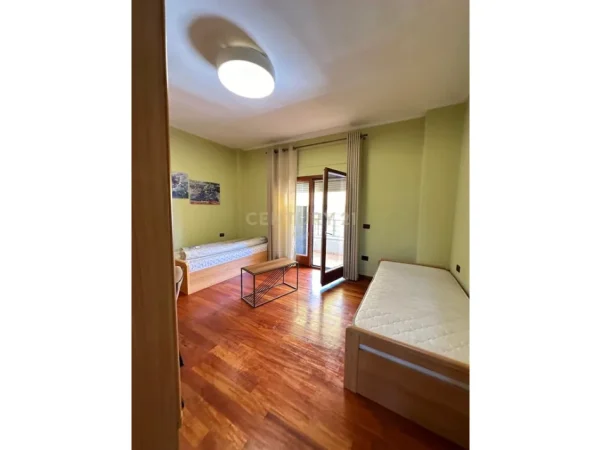 Tirane, jepet me qera apartament 3+1+Ballkon Kati 4, 165 m² 1.500 € (kompleksi dinamo)