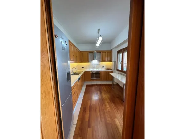 Tirane, jepet me qera apartament 3+1+Ballkon Kati 4, 165 m² 1.500 € (kompleksi dinamo)