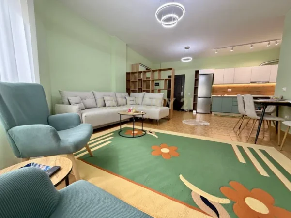 Tirane, jepet me qera apartament 1+1+Ballkon Kati 1, 87 m² 600 € (liqeni i thate)