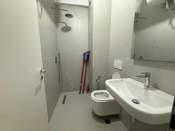 Tirane, jepet me qera apartament 1+1+Ballkon Kati 5, 65 m² 400 € (Kadiu, Ali Demi)