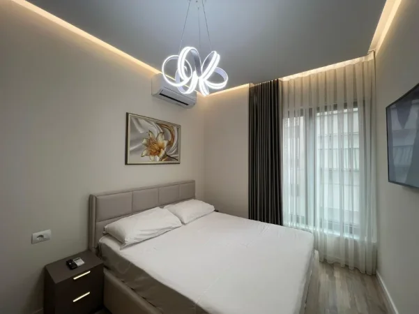 Tirane, jepet me qera apartament 1+1+Ballkon Kati 4, 75 m² 900 € (Rruga e Kosovareve)