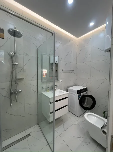 Tirane, jepet me qera apartament 1+1+Ballkon Kati 4, 75 m² 900 € (Rruga e Kosovareve)