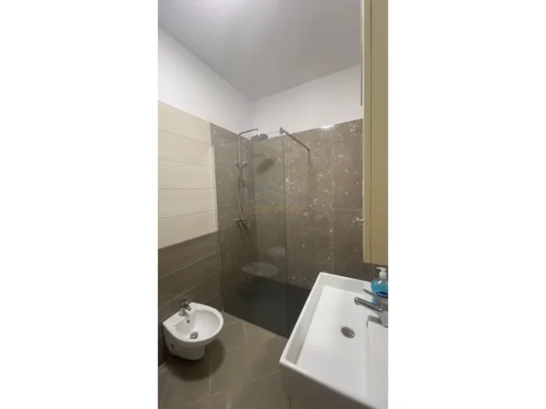 Tirane, jepet me qera apartament 2+1+Ballkon Kati 0, 100 m² 700 € (Kodra e Diellit)