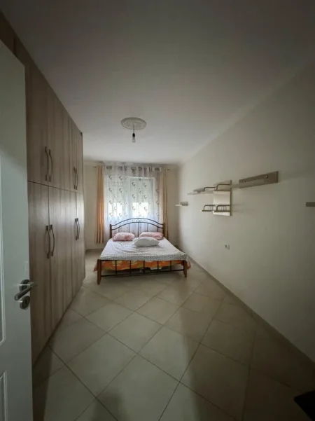 Tirane, jepet me qera apartament 1+1+Ballkon Kati 4, 70 m² 450 € (Astir, Tiranë)
