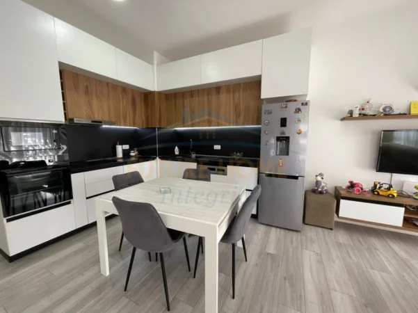 Tirane, shitet apartament 2+1+Ballkon Kati 3, 99 m² 155.000 € (Ali Demi)