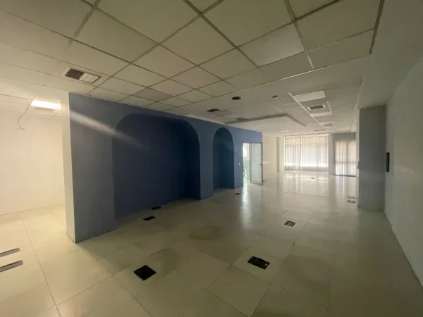 Tirane, jepet me qera ambjent biznesi Kati 2, 850 m² 10.000 € (Kompleksi Delijorgji)