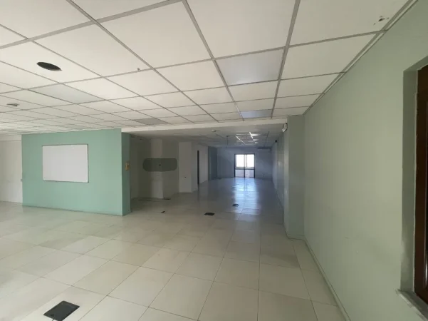 Tirane, jepet me qera ambjent biznesi Kati 2, 850 m² 10.000 € (Kompleksi Delijorgji)
