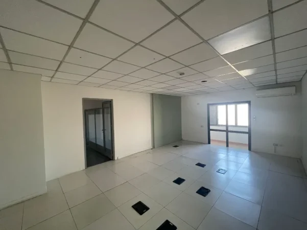 Tirane, jepet me qera ambjent biznesi Kati 2, 850 m² 10.000 € (Kompleksi Delijorgji)