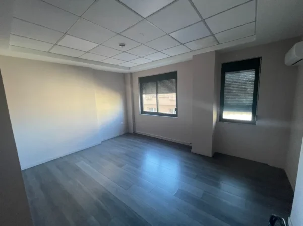Tirane, jepet me qera ambjent biznesi Kati 2, 850 m² 10.000 € (Kompleksi Delijorgji)