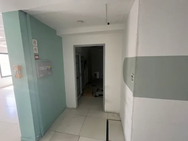 Tirane, jepet me qera ambjent biznesi Kati 2, 850 m² 10.000 € (Kompleksi Delijorgji)
