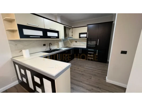 Tirane, shitet apartament 2+1+Ballkon Kati 10, 115 m² 266.000 € (Stacioni i Trenit)