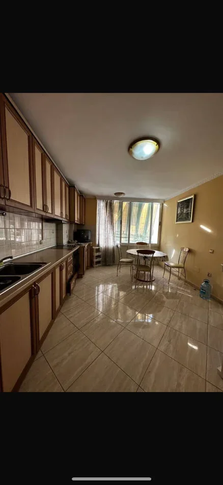 Tirane, ndarje qeraje me vajze apartament 2+1+Ballkon Kati 3, (blloku gintash)