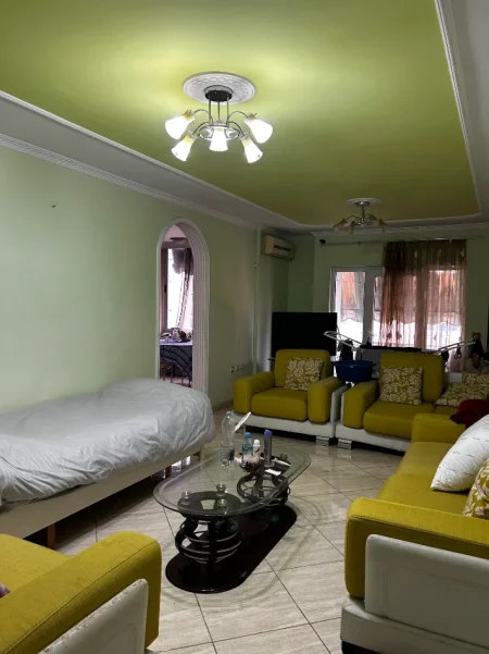 Tirane, ndarje qeraje me vajze apartament 2+1+Ballkon Kati 3, (blloku gintash)