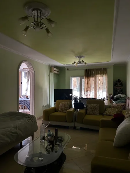 Tirane, ndarje qeraje me vajze apartament 2+1+Ballkon Kati 3, (blloku gintash)