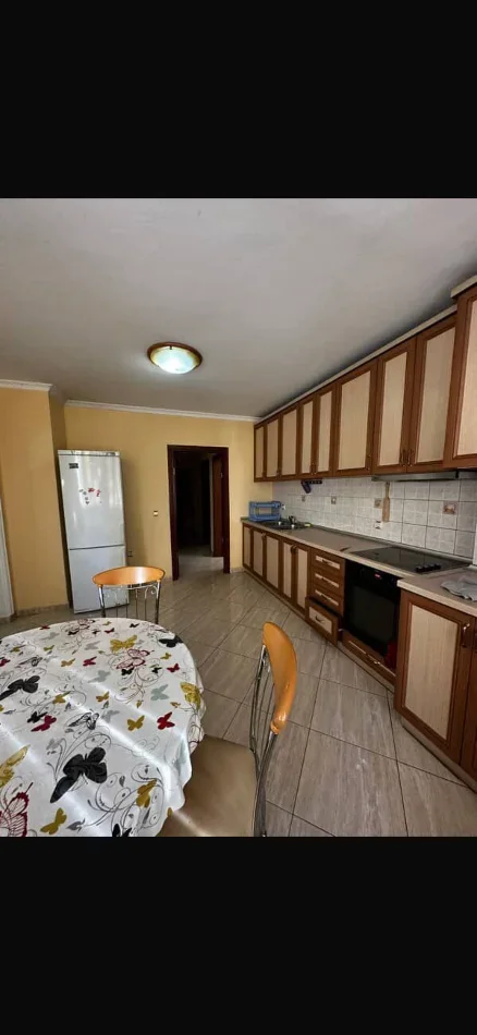 Tirane, ndarje qeraje me vajze apartament 2+1+Ballkon Kati 3, (blloku gintash)