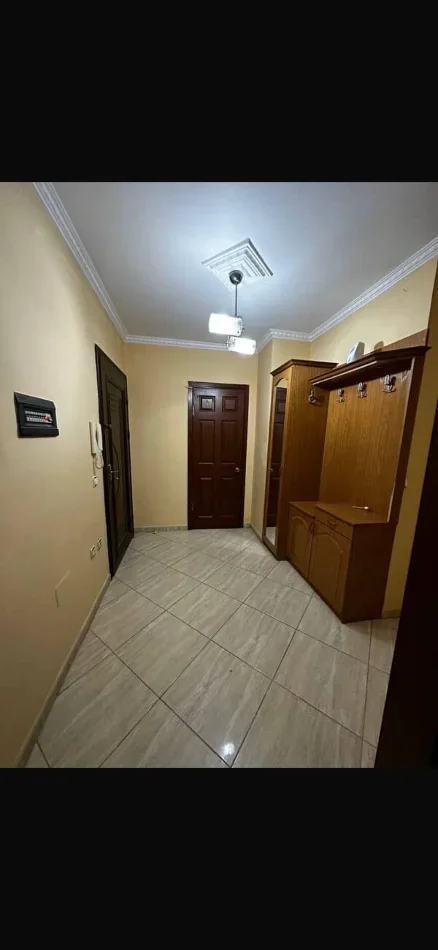 Tirane, ndarje qeraje me vajze apartament 2+1+Ballkon Kati 3, (blloku gintash)