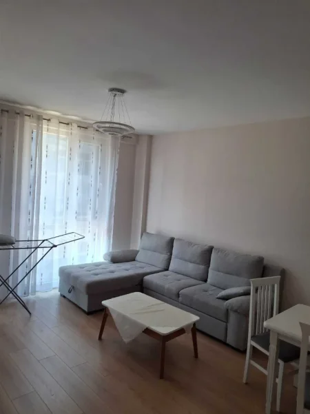 Tirane, jepet me qera apartament 2+1 Kati 4, 110 m² 650 € (laprake)