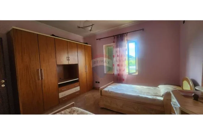 Tirane, shitet Vile , 500 m² 200.000 € (Peze helmas)