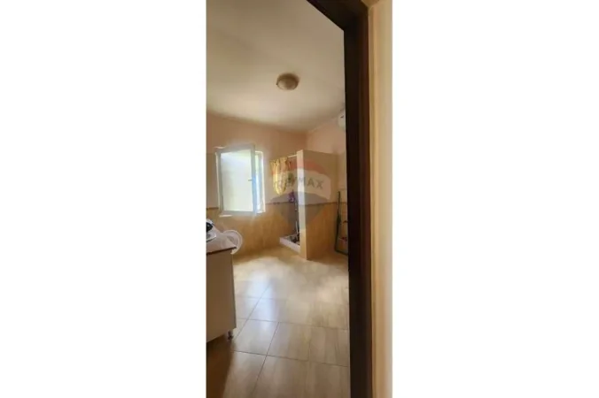 Tirane, shitet Vile , 500 m² 200.000 € (Peze helmas)