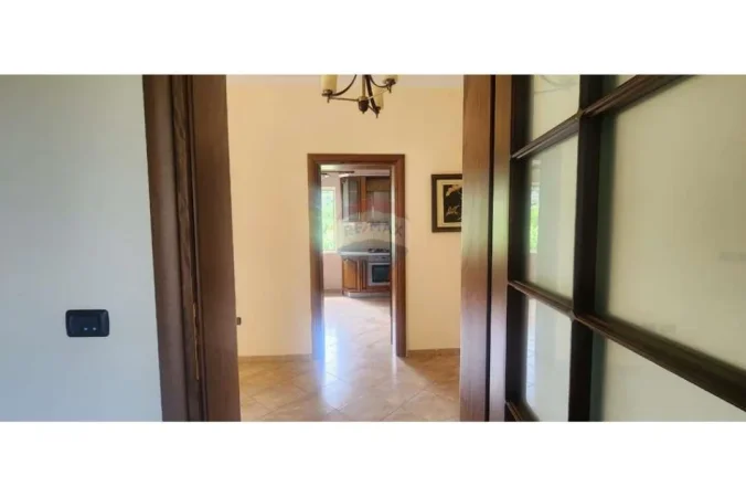 Tirane, shitet Vile , 500 m² 200.000 € (Peze helmas)