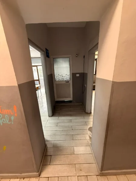 🏠 Me Qera: Zyre. 100m2 (📍Std. Dinamo - Sulejman Delvina)🔥 Super zonë || Buzë Rruge ✨️ 850€ Neto / Muaji 💶