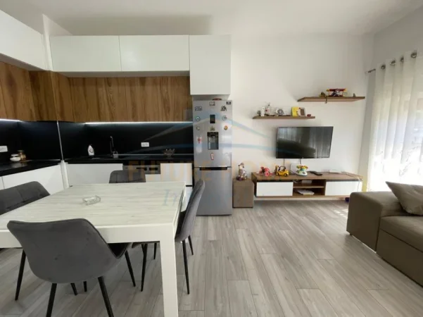Tirane, shitet apartament 2+1+2+Post Parkimi, Kati 3, 99 m² 175.000 € (Ali Demi, Kompleksi Mangalem)