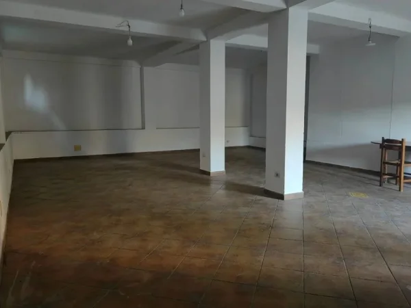 Tirane, jepet me qera magazine Kati 1, 100 m² 450 € (TONIN HARAPI)