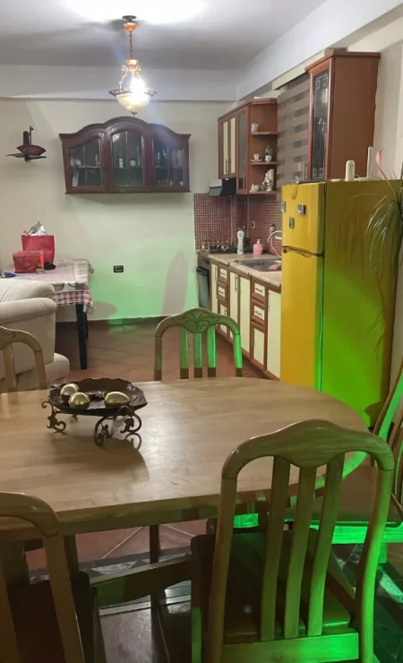 Tirane, jepet me qera apartament 2+1 Kati 3, 150 m² 650 € (PERBALL SHKOLLES KUSHTRIMI LIRISE)