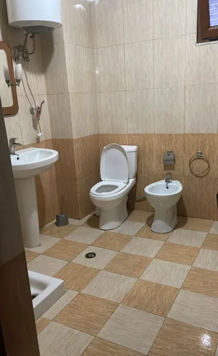 Tirane, jepet me qera apartament 2+1 Kati 3, 150 m² 650 € (PERBALL SHKOLLES KUSHTRIMI LIRISE)