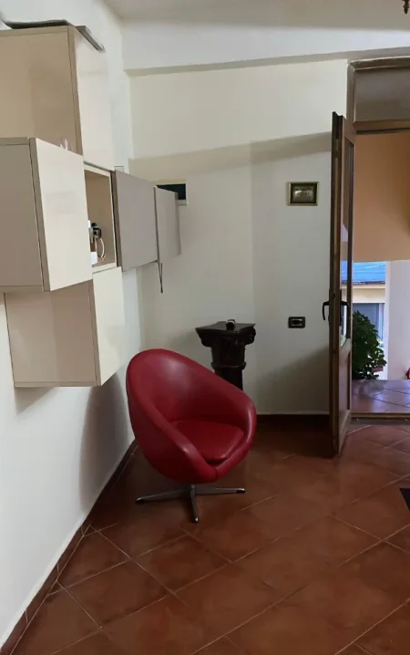 Tirane, jepet me qera apartament 2+1 Kati 3, 150 m² 650 € (PERBALL SHKOLLES KUSHTRIMI LIRISE)