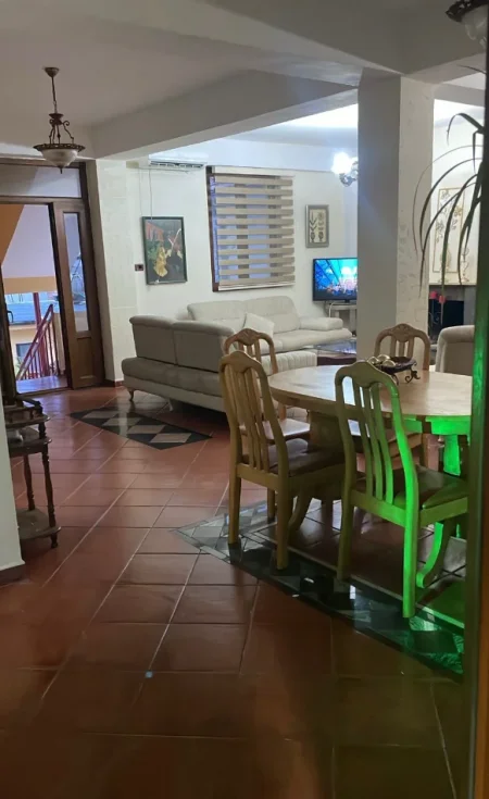 Tirane, jepet me qera apartament 2+1 Kati 3, 150 m² 650 € (PERBALL SHKOLLES KUSHTRIMI LIRISE)