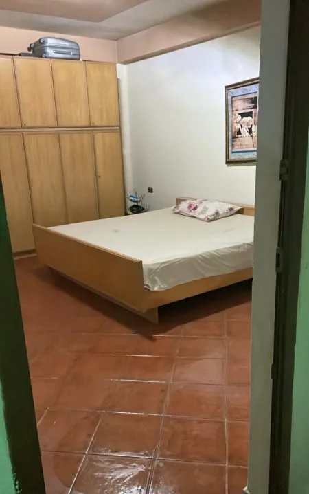 Tirane, jepet me qera apartament 2+1 Kati 3, 150 m² 650 € (PERBALL SHKOLLES KUSHTRIMI LIRISE)