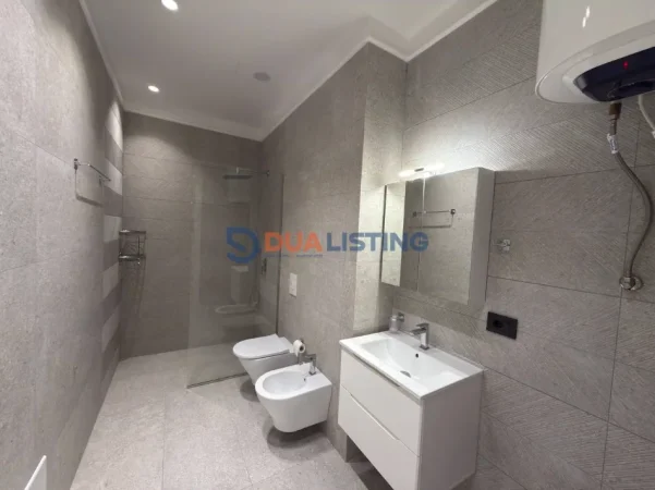 Tirane, jepet me qera apartament 1+1 , 75 m² 1.400 € (Air Albania Stadium)