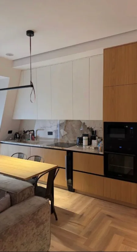 Tirane, jepet me qera apartament 2+1+2 Kati 3, 120 m² 1.900 € (TEG)