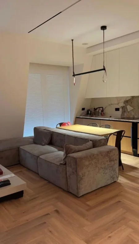 Tirane, jepet me qera apartament 2+1+2 Kati 3, 120 m² 1.900 € (TEG)