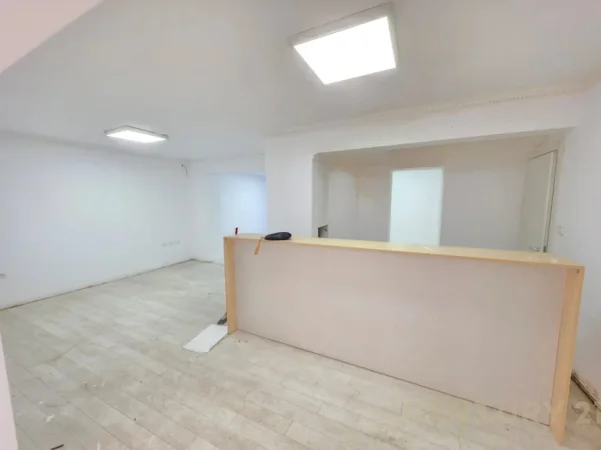 Tirane, jepet me qera ambjent biznesi Kati 0, 100 m² 1.200 € (Mozaiku)