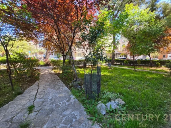 Tirane, jepet me qera ambjent biznesi Kati 0, 100 m² 1.200 € (Mozaiku)